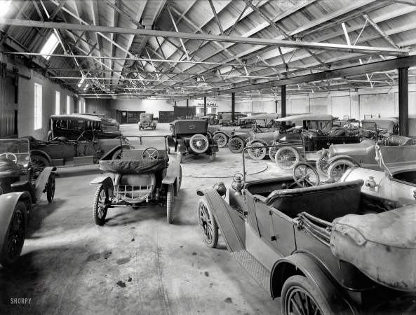 Photo showing: Farmers Co-op -- Circa 1917. Motor cars in New Zealand Farmers Co-Op Garage.