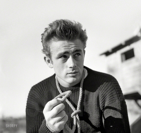 Photo showing: Swinger: 1954 -- November 23, 1954. Actor James Dean in front of old building.
