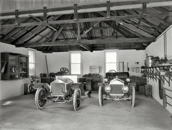 Photo showing: Kiwi Garage -- Christchurch, New Zealand, circa 1908. Wolseley and Cadillac motor cars in garage.