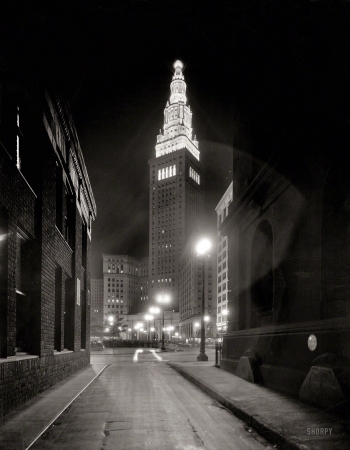 Photo showing: Cleveland Noir -- Cleveland, Ohio, circa 1931. Terminal Tower. Night alley to Terminal Tower.