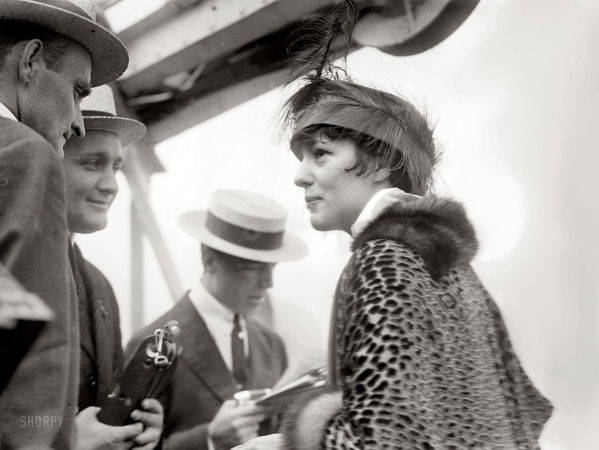 Photo showing: Femme Fatale -- August 5, 1914. New York. Evelyn Thaw arriving from Southampton on White Star liner Olympic.